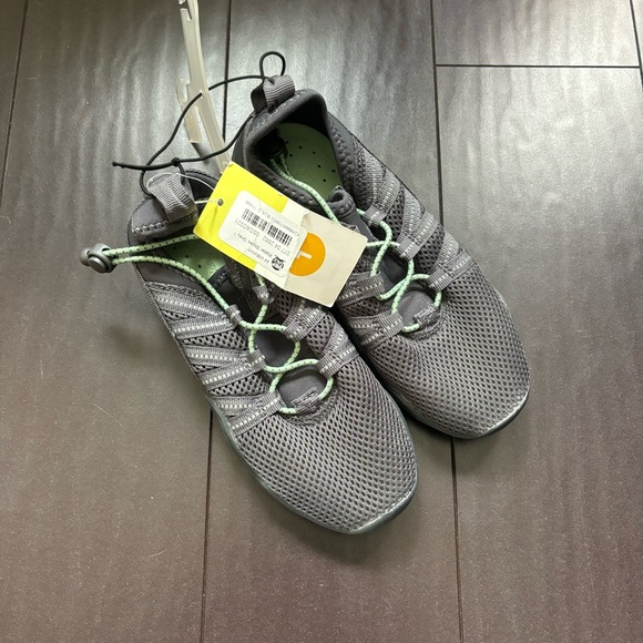 NWT All in Motion Boy's gray water shoes size 1 - Picture 2 of 2